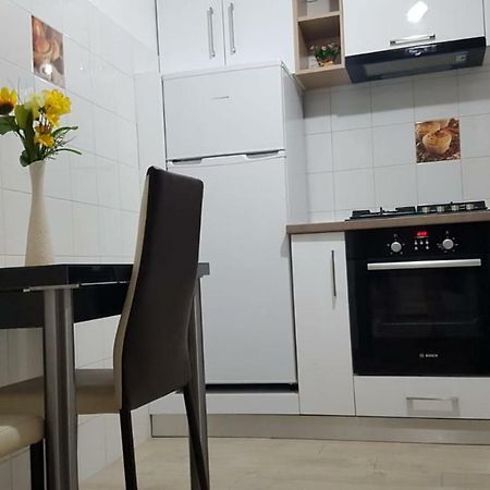Tina Apartament 2 Craiova Buitenkant foto
