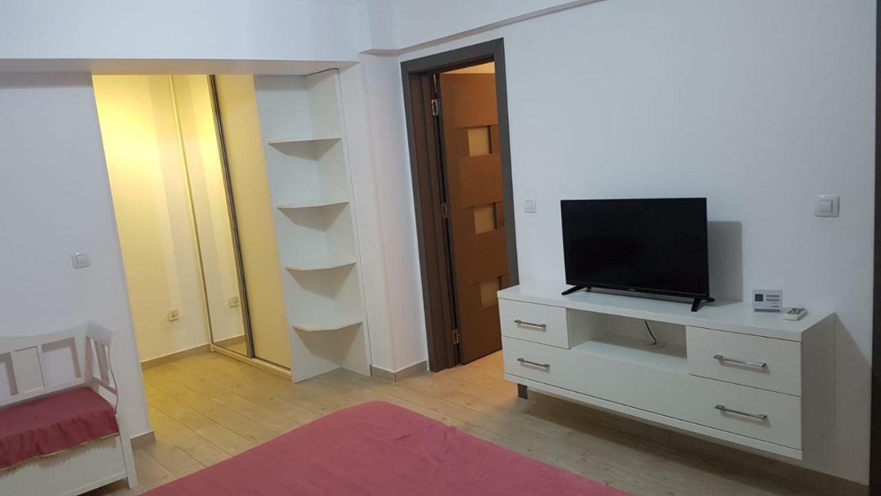 Tina Apartament 2 Craiova Buitenkant foto