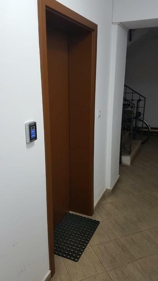 Tina Apartament 2 Craiova Buitenkant foto